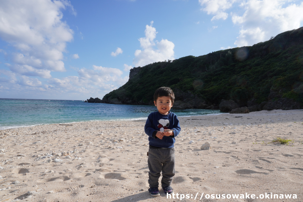 ウクの浜で遊ぶ子供たち