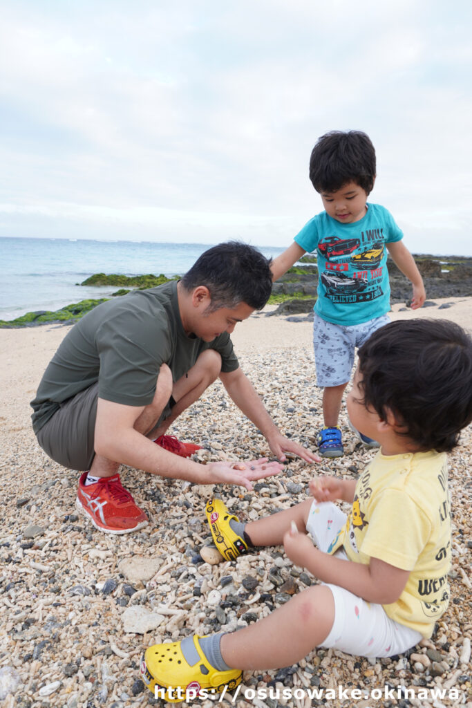 慶佐次ウッパマビーチで楽しむ息子たち