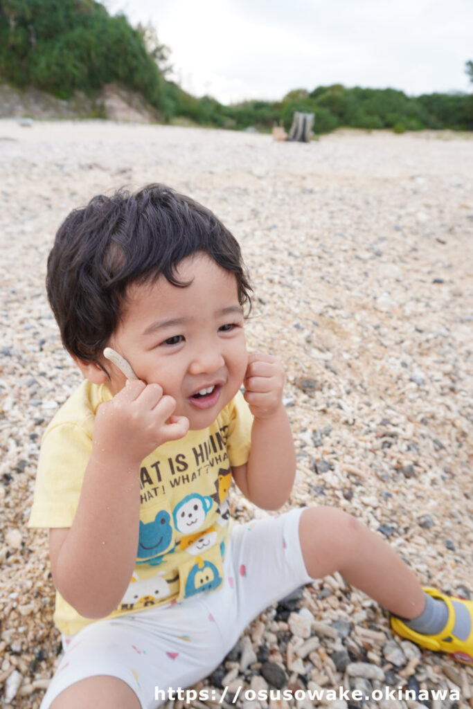 慶佐次ウッパマビーチで楽しむ息子たち