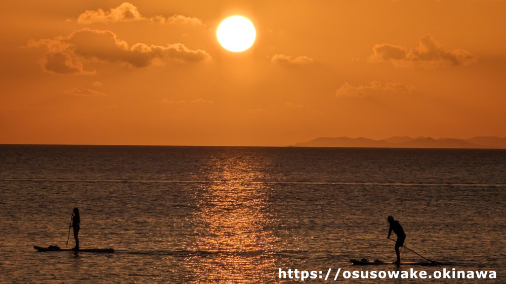 北谷町宮城海岸の夕陽とSUP