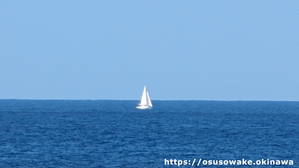 沖縄の海に浮かぶヨット