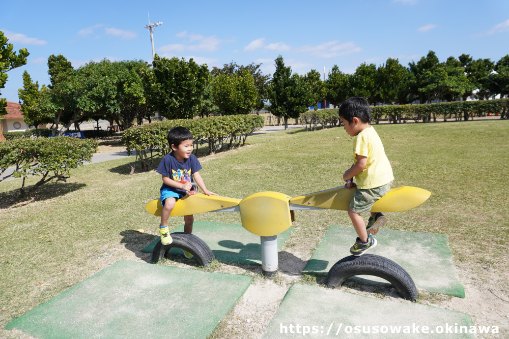 ぎのわん海浜公園の遊具で遊ぶ子供たち