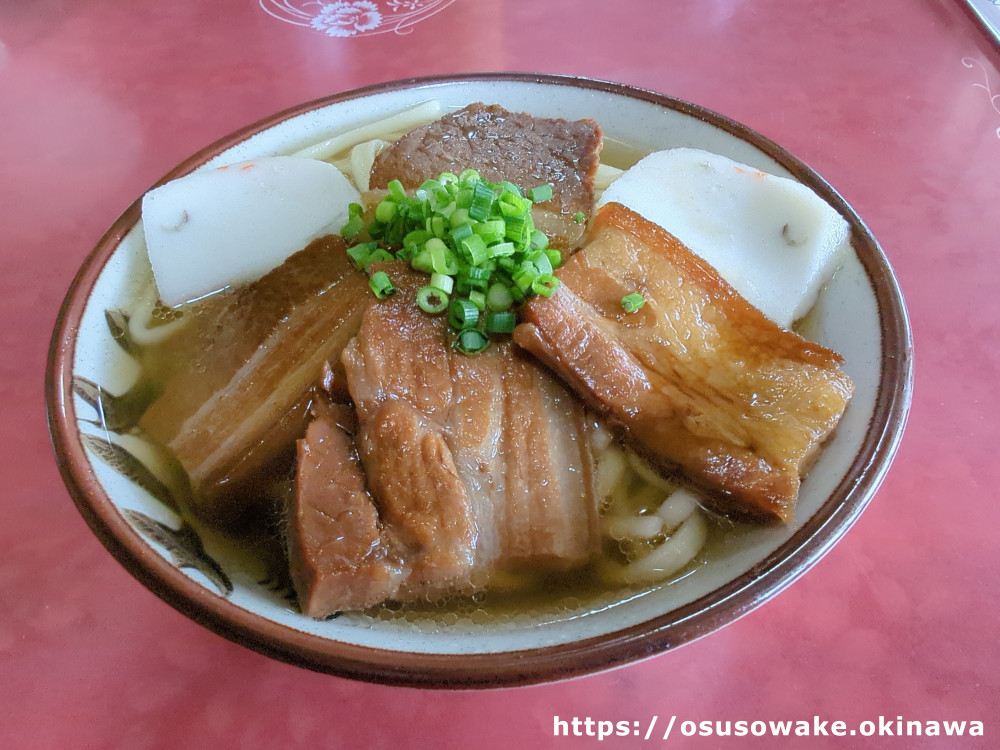 「山原そば」の三枚肉そば