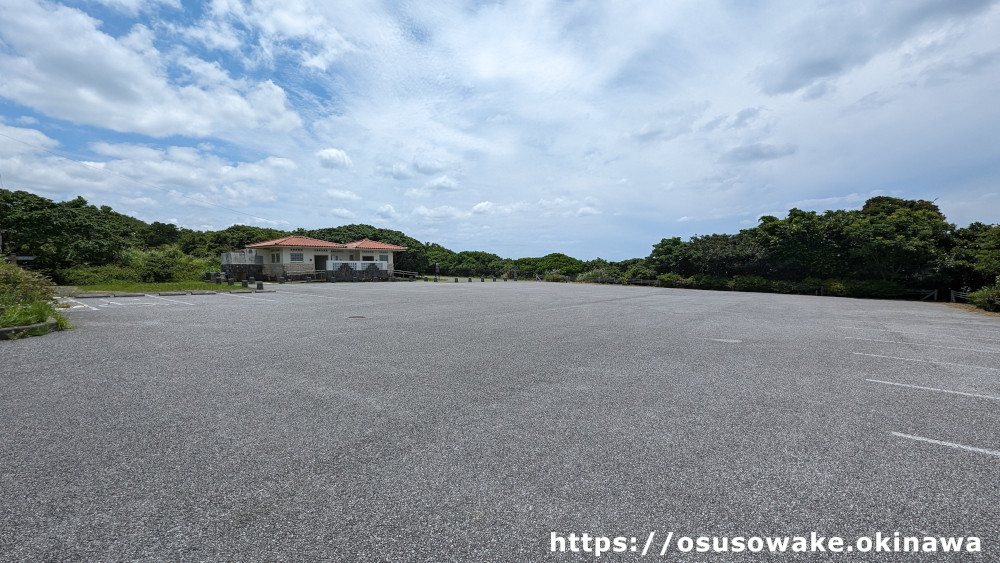 沖縄茅打バンタの広い駐車場