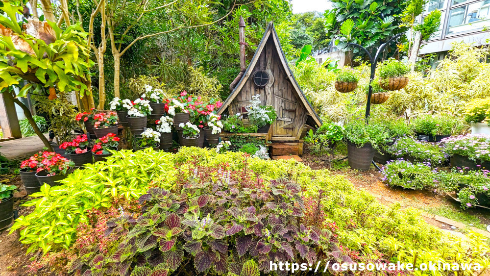 沖縄海洋博公園熱帯ドリームセンターのインスタ映えスポット「小人の小屋」