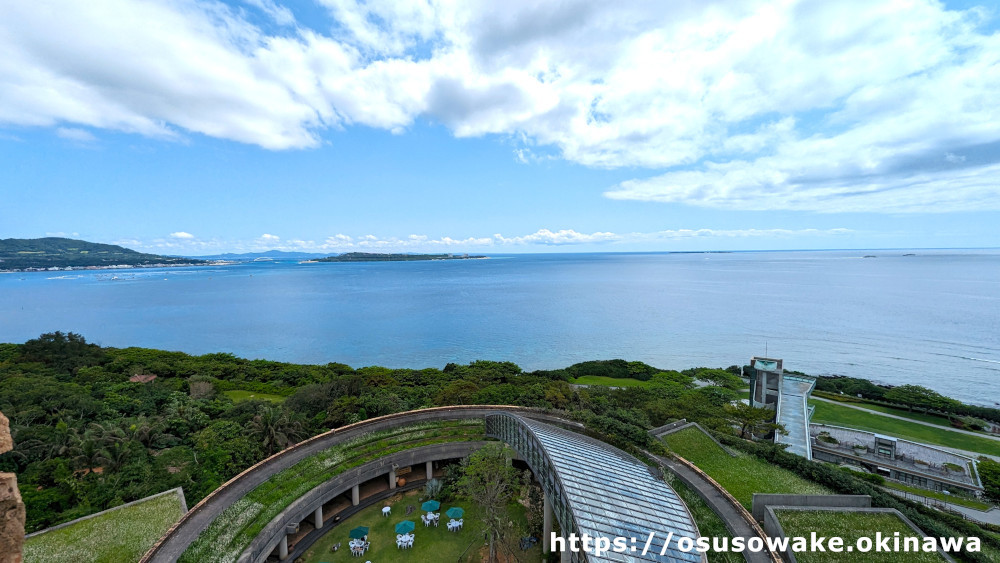 海洋博公園熱帯ドリームセンターの塔（遠見台、展望台）からみた沖縄の海と瀬底島