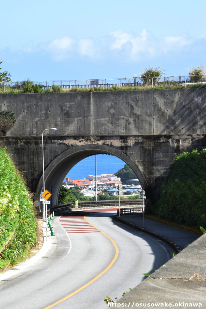 沖縄県南城市ニライカナイ橋（ニライ橋カナイ橋）のトンネルと景色