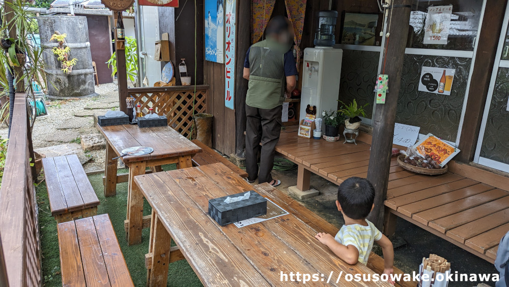 古民家沖縄そば屋てつこのそば外の席