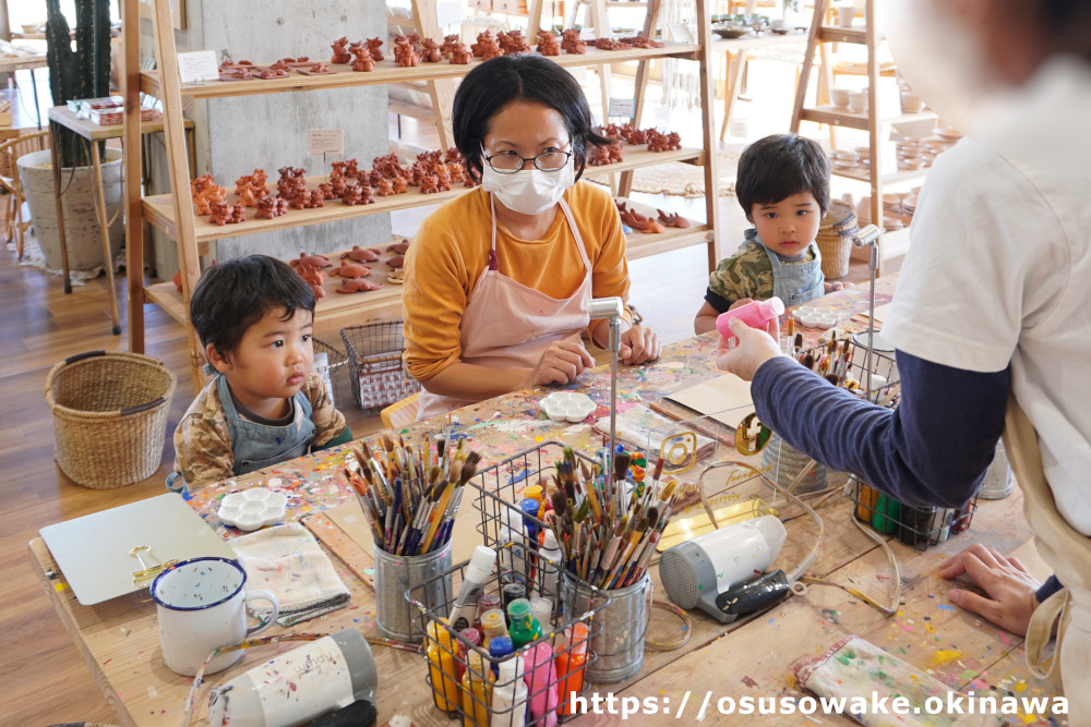 オキナワハナサキマルシェ「43pottery（ヨンサンポッテリー）」シーサー絵付け体験