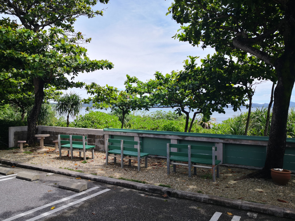 沖縄県名護市ステーキレストランふりっぱーの海が見えるベンチ