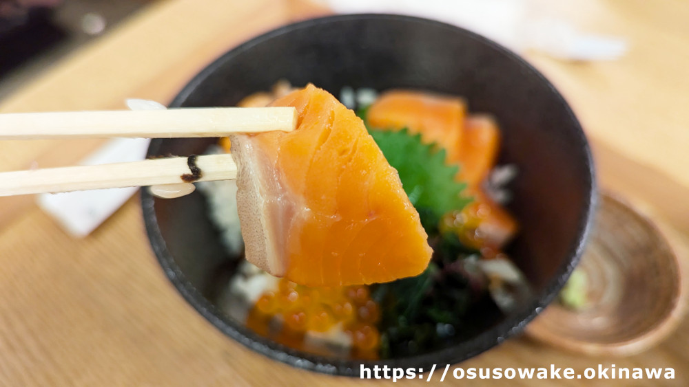 沖縄県本部町「海人料理 海邦丸」サーモンいくら丼