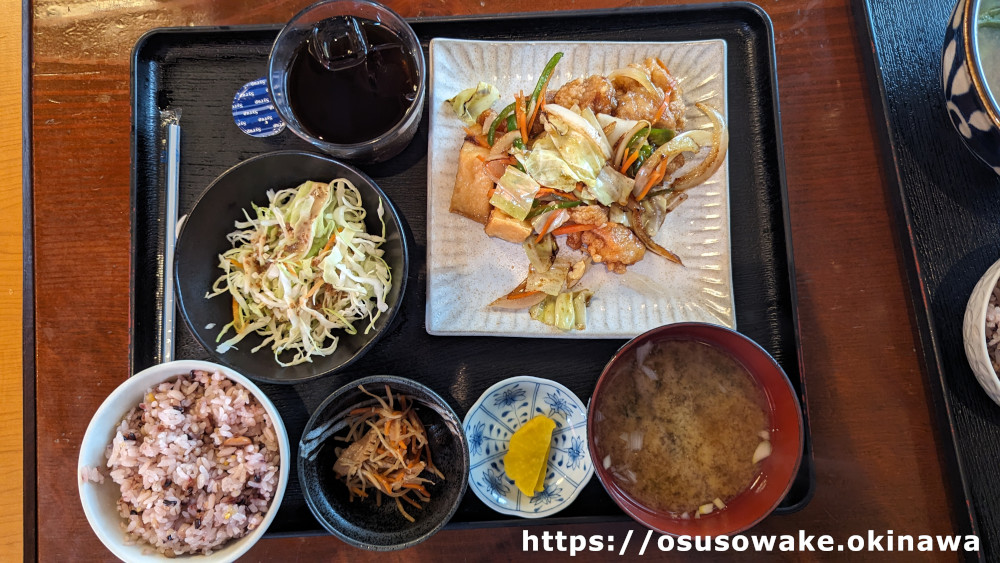 沖縄県南風原町「古民家食堂」鶏肉と野菜の黒酢炒め定食