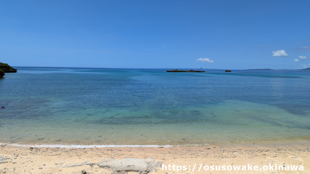 沖縄県恩納村なかむらそばの前の天然ビーチ「瀬良垣の浜」