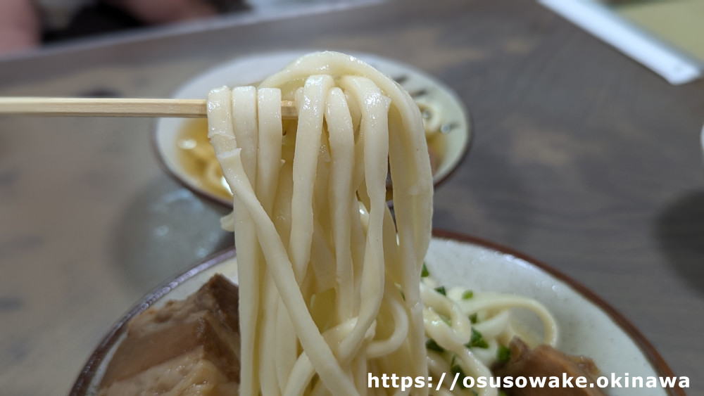 沖縄県本部町元祖木灰沖縄そば「きしもと食堂」自家製木灰手打ち麺