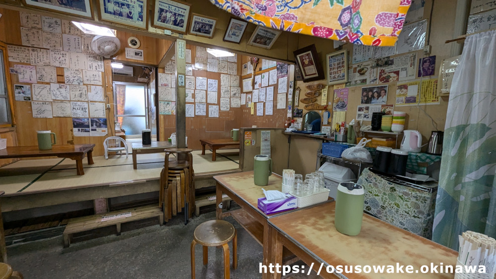 沖縄県本部町元祖木灰沖縄そばきしもと食堂の店内写真