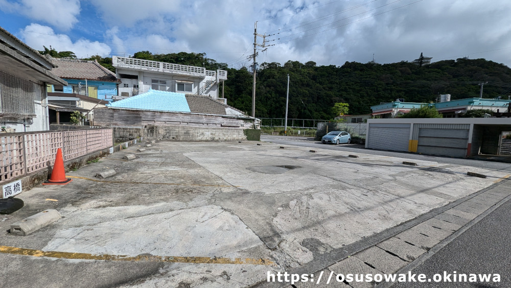 沖縄県本部町元祖木灰沖縄そばきしもと食堂の駐車場