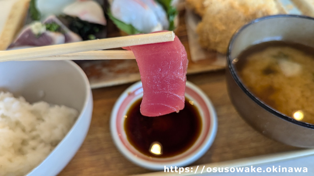 沖縄県国頭港食堂「刺身五点盛と地魚のフライセット」マグロの刺身