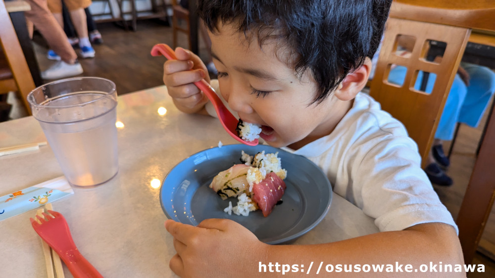 国頭港食堂「刺身漬け丼五点盛丼」を食べる次男