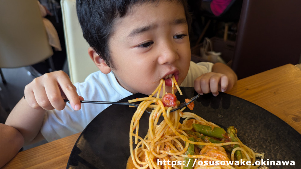 大宜味シークワサーパークのカフェレストランメニュー「海老のトマトクリームパスタ」を食べる次男