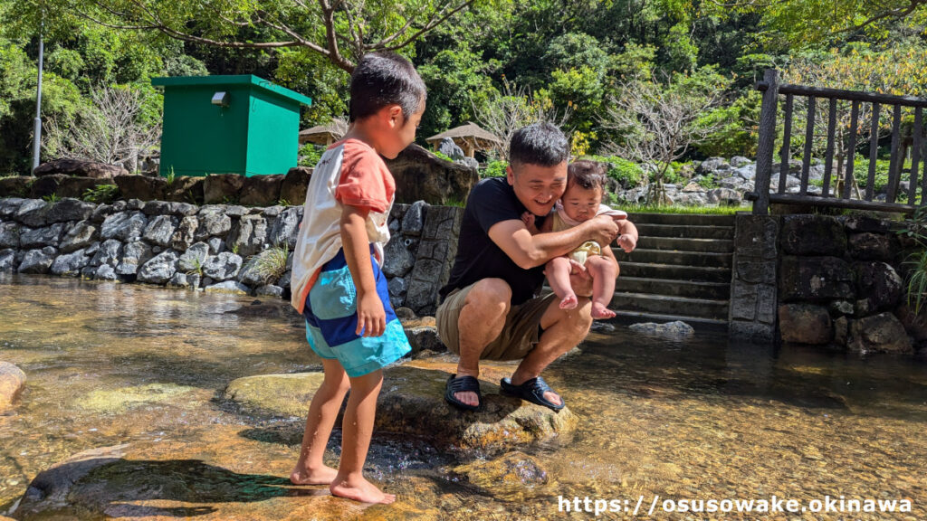 沖縄県名護市轟の滝公園で川遊び