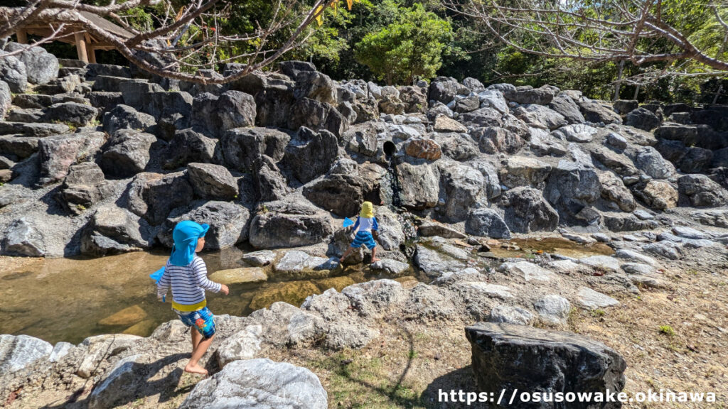 沖縄県名護市轟の滝公園で川遊び