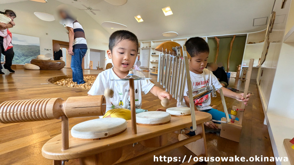 沖縄県国頭村やんばる森のおもちゃ美術館、木のおもちゃドラムセット