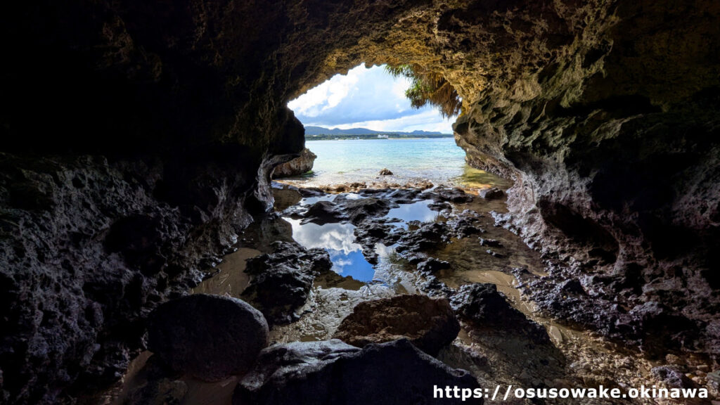 沖縄県今帰仁村古宇利島のチグヌ浜・始まりの洞窟の隣にあるミキタチノ洞窟