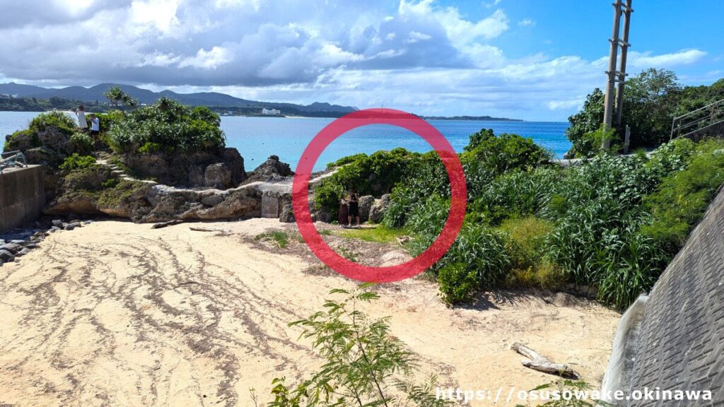 沖縄県今帰仁村古宇利島のチグヌ浜・始まりの洞窟の有名な写真スポットの場所