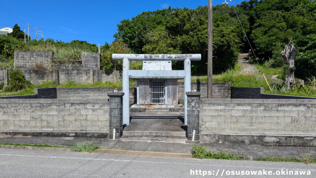 沖縄県今帰仁村古宇利島のチグヌ浜・始まりの洞窟そばにある古宇利島の竜宮