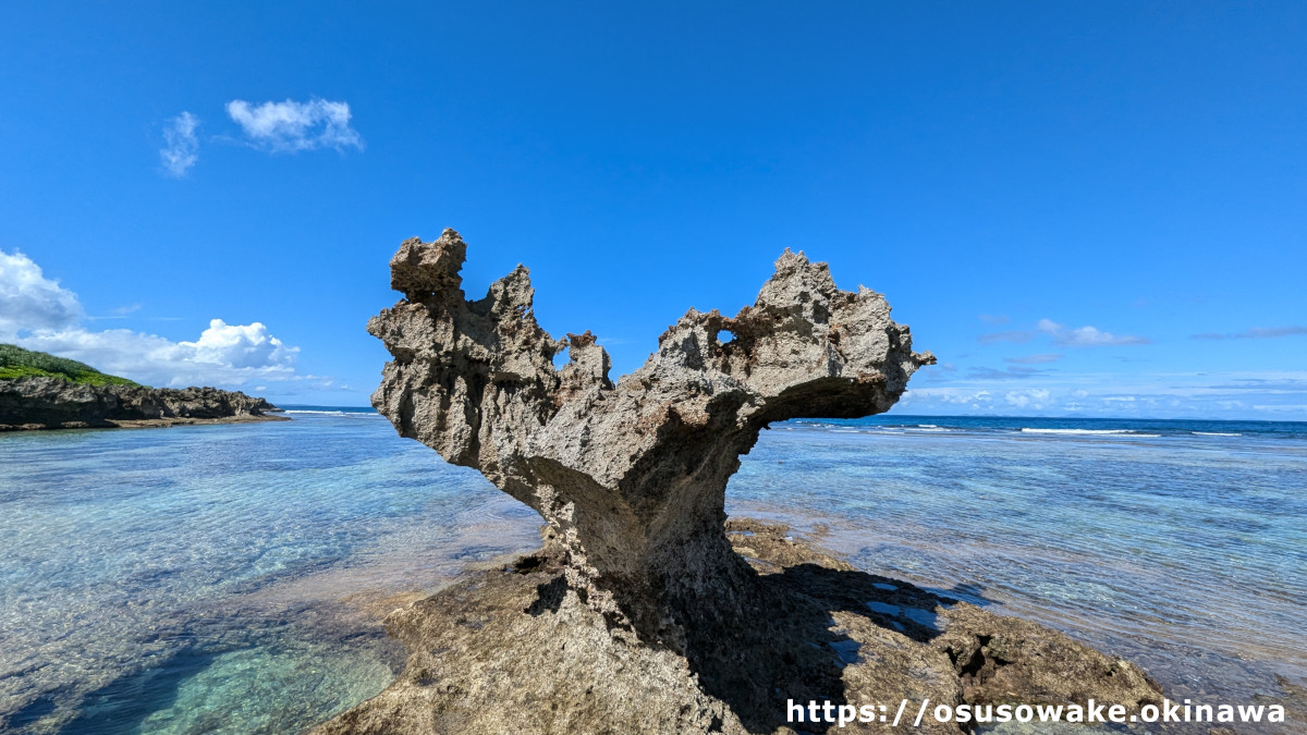 沖縄県今帰仁村古宇利島（恋の島）のティーヌ浜とハートロック