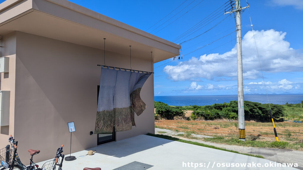 沖縄県今帰仁村古宇利島ティーヌ浜とハートロック駐車場そばの5910 sa-ta-café / さ〜た〜家(製糖工場)