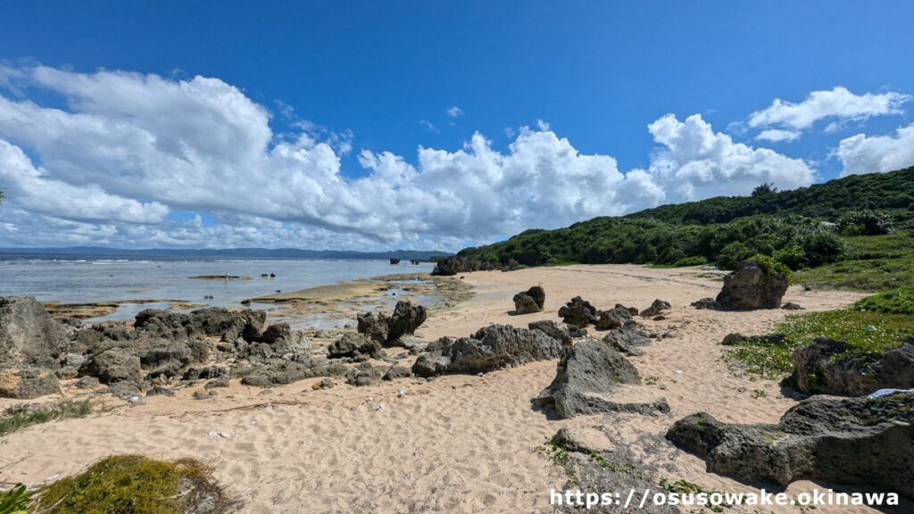 沖縄県今帰仁村古宇利島のトケイ浜の隣の天然ビーチ